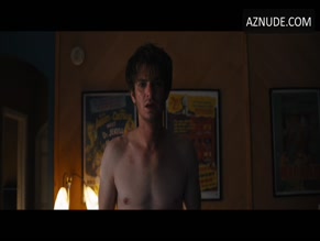 ANDREW GARFIELD in UNDER THE SILVER LAKE(2018)