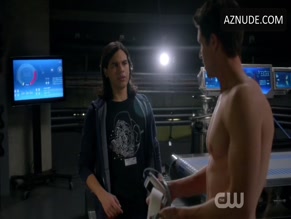 ROBBIE AMELL in THE FLASH (2014)(2014)