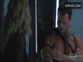 SHAWN ROBERTS in LEGENDS OF TOMORROW (2016)