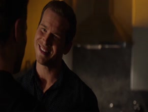 OLIVER STARK,LOU FERRIGNO JR. in 9-1-1
