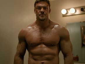  alt="Alan Ritchson Sexy in Reacher"