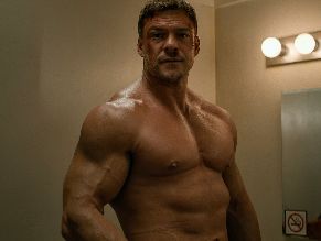  alt="Alan Ritchson Sexy in Reacher"