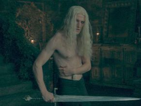  alt="Ewan Mitchell Sexy in House Of The Dragon"