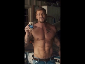 Alan Ritchson Instagram Shorts 10-09-2025 01 (manlandia)