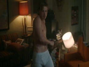 AUSTIN BUTLER NUDE/SEXY SCENE IN CAUGHT STEALING