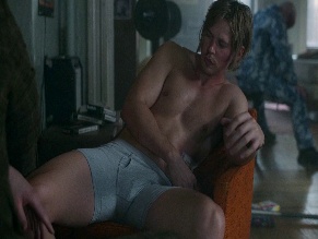 AUSTIN BUTLER NUDE/SEXY SCENE IN CAUGHT STEALING