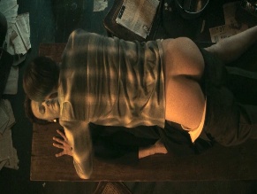 CHARLIE HUNNAM NUDE/SEXY SCENE IN DAHMER - MONSTER: THE JEFFREY DAHMER STORY