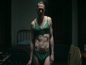 CHARLIE HUNNAM NUDE/SEXY SCENE IN DAHMER - MONSTER: THE JEFFREY DAHMER STORY