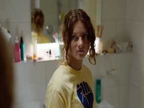 CHRISTIAN TOREZ NUDE/SEXY SCENE IN SEX ZIMMER KUCHE BAD