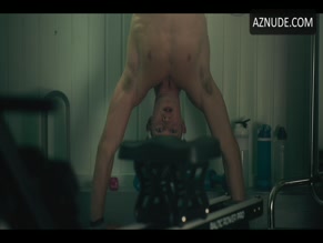 DAMIAN HARDUNG NUDE/SEXY SCENE IN HOW TO SELL DRUGS ONLINE (FAST)