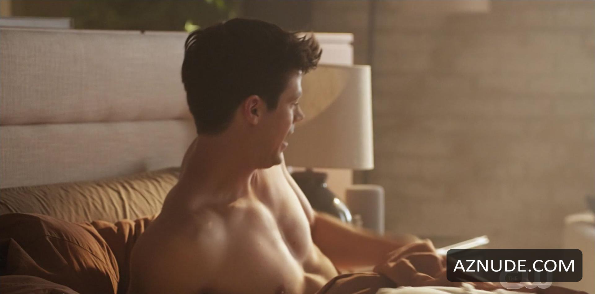 Grant gustin desnudo