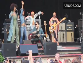 LENNY KRAVITZ NUDE/SEXY SCENE IN AMERICAN WOMAN (LIVE AT GRONA LUND, STOCKHOLM)