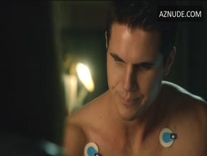 ROBBIE AMELL in THE TOMORROW PEOPLE (2013)