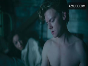 THOMAS BRODIE-SANGSTER NUDE/SEXY SCENE IN THE ARTFUL DODGER