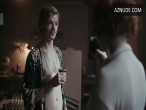 THOMAS BRODIE-SANGSTER NUDE/SEXY SCENE IN THE QUEEN'S GAMBIT