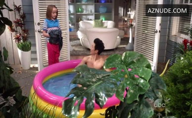 TIM JO NUDE/SEXY SCENE IN THE NEIGHBORS