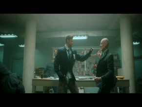 TOM HOPPER NUDE/SEXY SCENE IN THE UMBRELLA ACADEMY