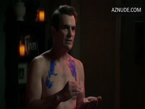 TY BURRELL NUDE/SEXY SCENE IN MODERN FAMILY